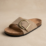 Sandalia Mule Corcho Ante Grabado Hebilla Grande Dorada Mujer