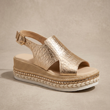Sandalia Plataforma Cuero Metalizado Croco Tachuelas Doradas Mujer