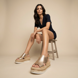 Sandalia Plataforma Cuero Metalizado Croco Tachuelas Doradas Mujer