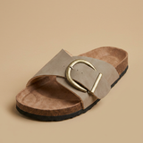 Sandalia Mule Corcho Ante Grabado Hebilla Grande Dorada Mujer