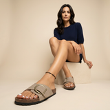 Sandalia Mule Corcho Ante Grabado Hebilla Grande Dorada Mujer